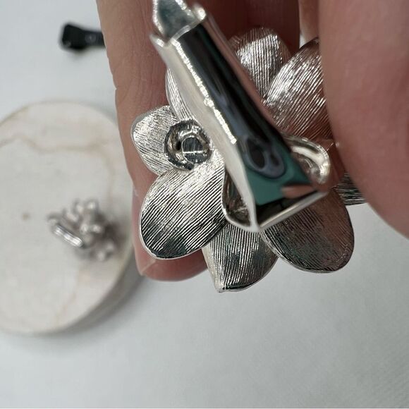 Silver elegant fancy flower clip on earrings - Picture 8 of 9